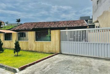 CASA COM PISCINA NO BOM RETIRO EM MATINHOS/PR REF832CA