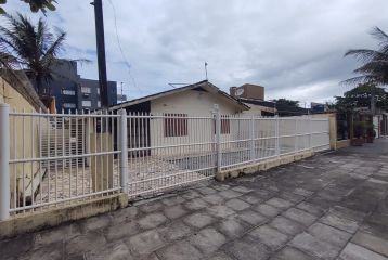 CASA COM PISCINA QUADRA MAR- 20 PESSOAS - GAIVOTAS - REF 007LD