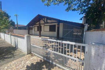 CASA COM 05 DORM PRÓXIMO AO MAR NO BAL. CARAVELAS REF926CA