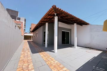 CASA COM PISCINA PRÓXIMO AO MAR REF953CA