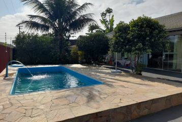 CASA COM PISCINA NO COSTA AZUL REF489CA