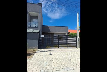 CASA 2 DORMITÓRIOS NA QUADRA MAR EM MONÇÕES REF773CA