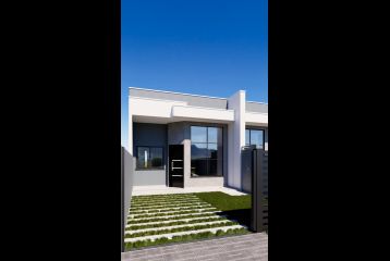 CASA COM PISCINA PROXIMO AO MAR REF782CA